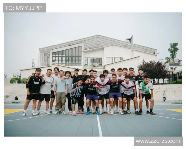 假扮足球明星街头挑战真实反应引发围观与热议 假扮足球明星街头挑战真实反应引发围观与热议